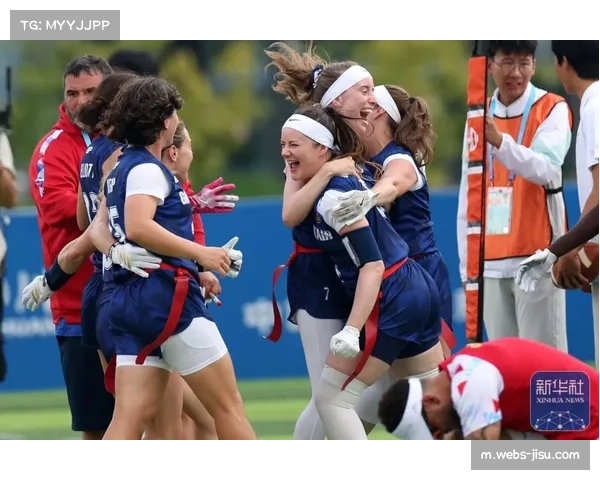 中国女子腰旗橄榄球队击败日本队赛后真情致谢观众
