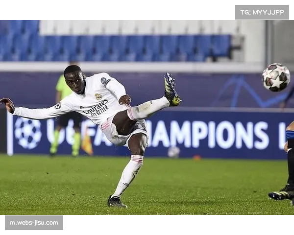 亚特兰大前锋在越位陷阱形成瞬间的启动选择被VAR多角度回放