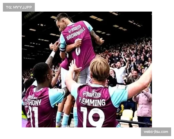 通讯:保级生死战前,谢菲联主帅与球迷在训练基地外暖心互动。 通讯:保级生死战前,谢菲联主帅与球迷在训练基地外暖心互动。